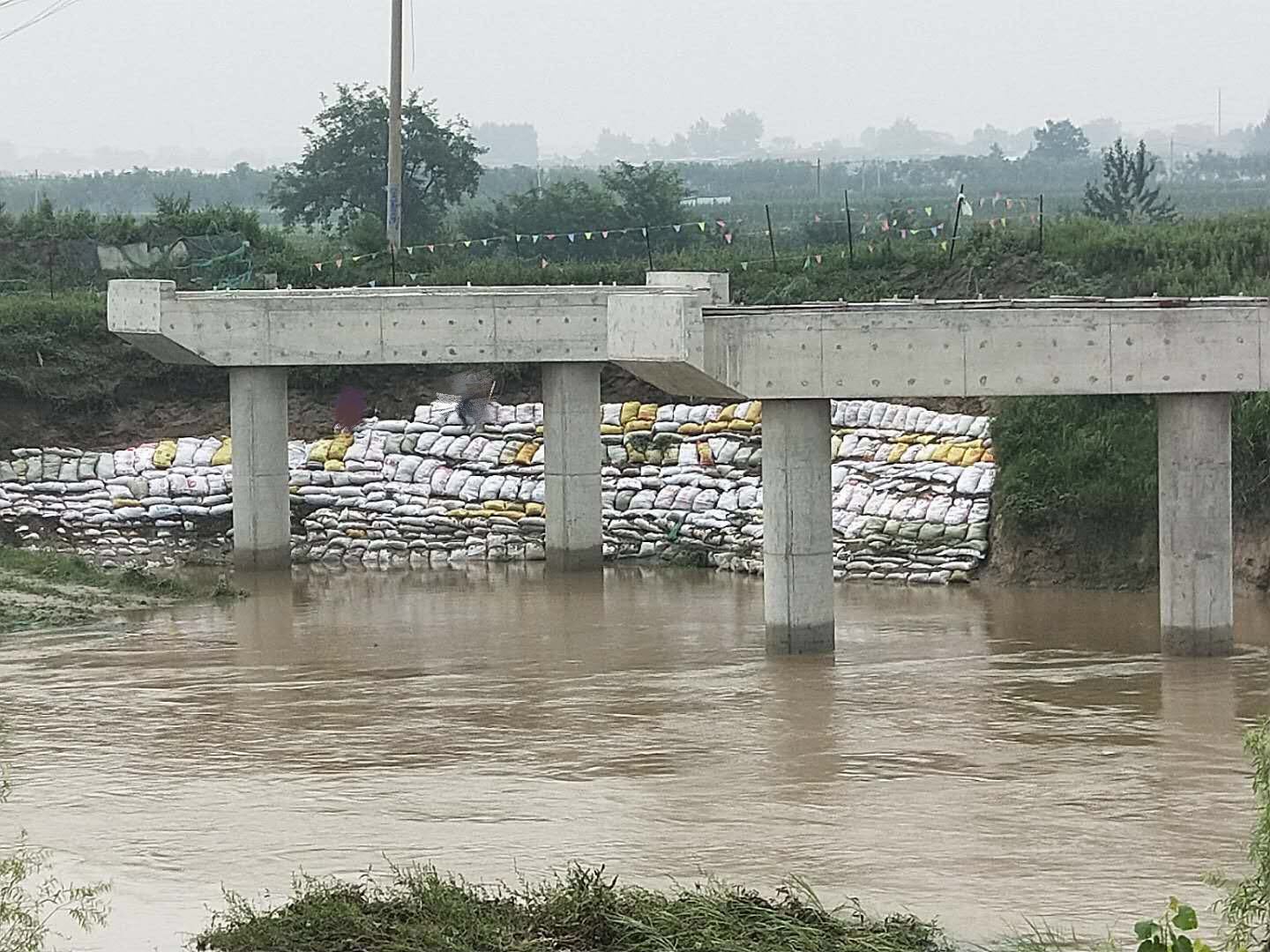 關于加強雨季施工(gōng)防洪度汛工(gōng)作的(de)通知
